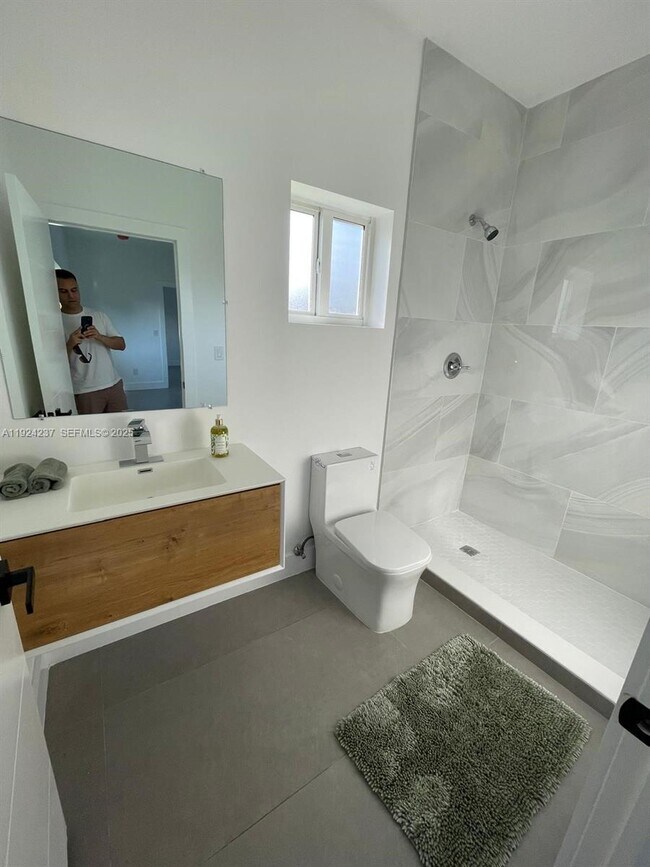 Building Photo - 4701 NE 3rd Ave