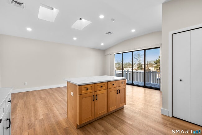 Building Photo - 937 Post Rd