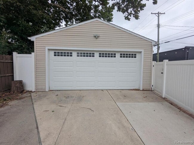 Building Photo - 1834 Almont St