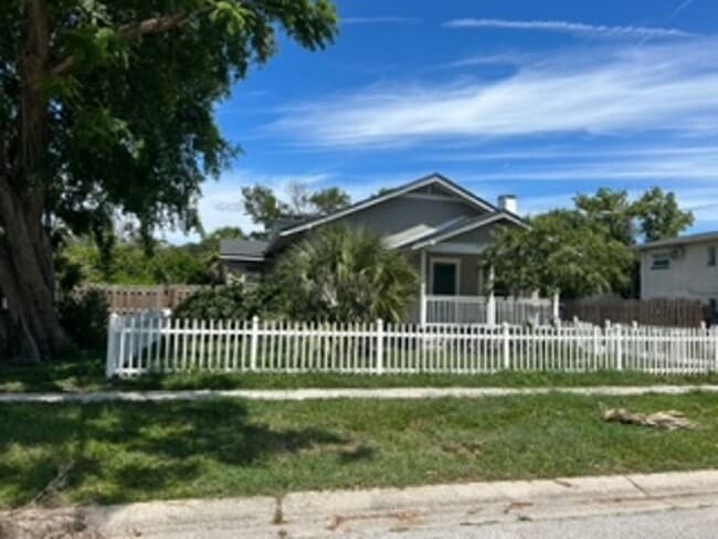 Building Photo - Well maintained 3/2 centrally located and available now!