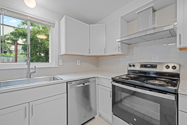 Building Photo - Discover Your Dream Home: Modern Comfort M...
