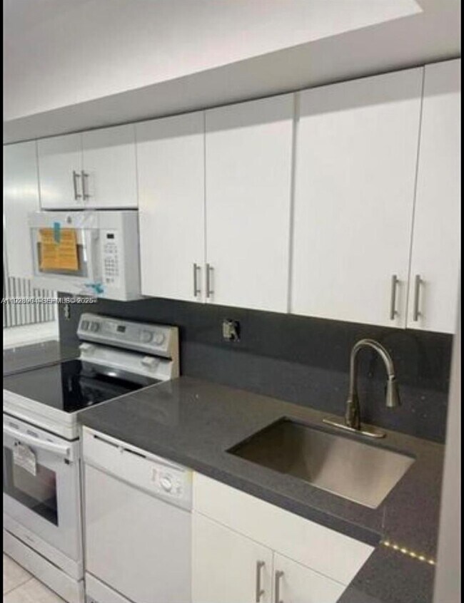 Building Photo - 8775 Park Blvd