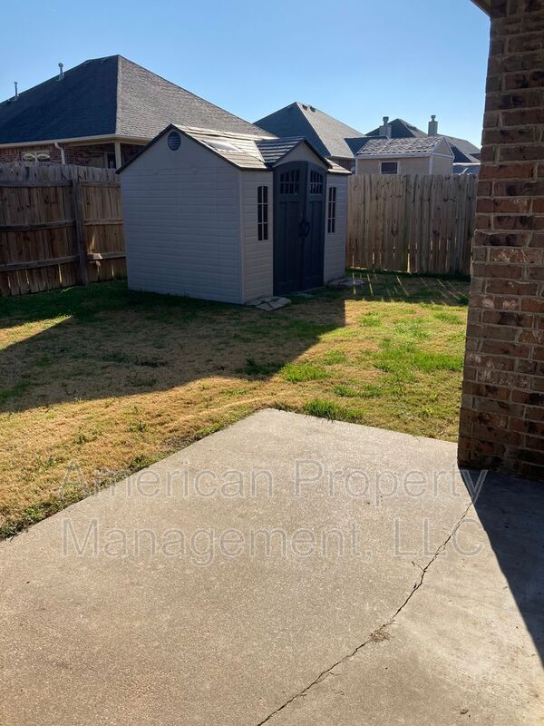 Building Photo - 15609 S Broadway St