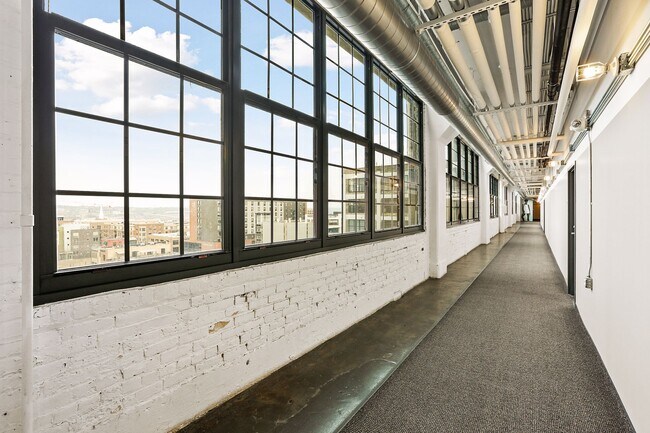 Building Photo - 500 Robert St N