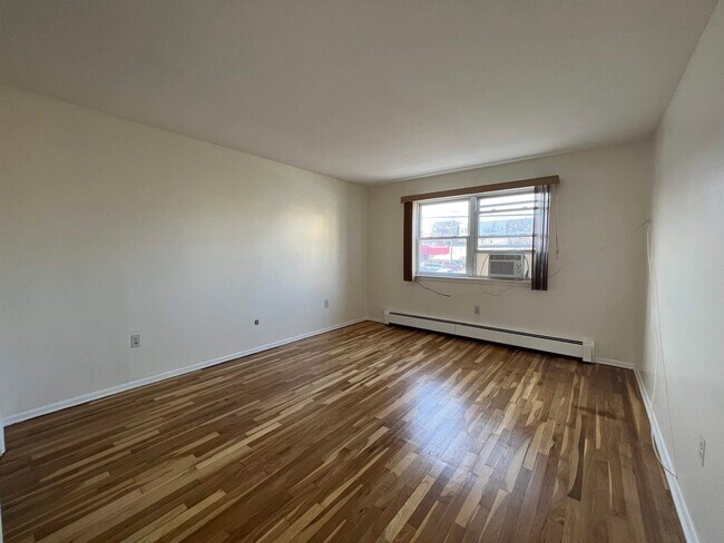 Building Photo - 5800 Broadway