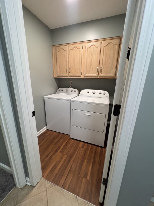 Building Photo - 6495 Saddleback Cir