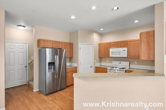 Building Photo - Lovely 3 BD* 2.5 Arbor Station Townhome Av...