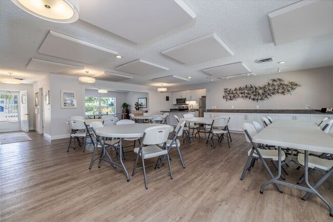 Building Photo - Intracoastal 2 bed/ 2 ba condo with lots o...
