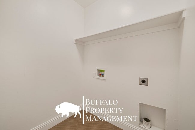 Building Photo - 4215 Roy Cir