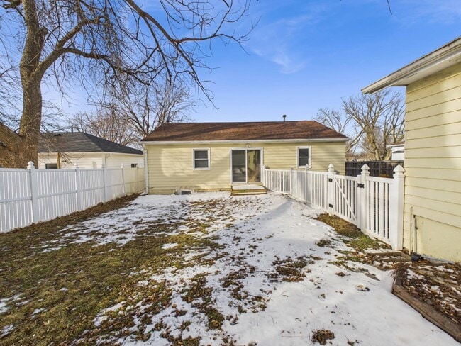 Building Photo - 904 S Cloudas Ave