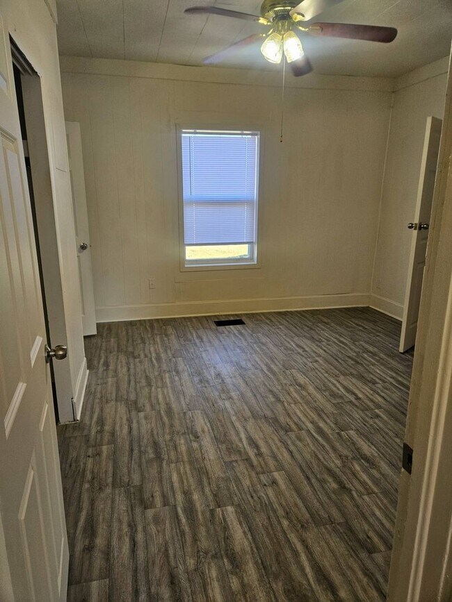 Building Photo - WOW! Look at this property ! You cant beat this price!