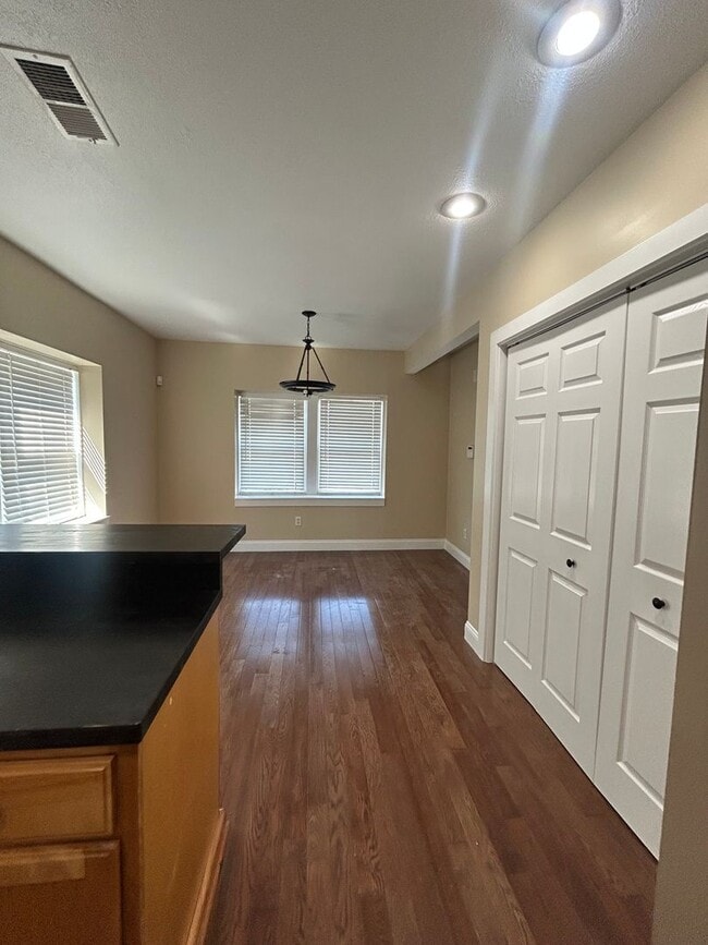 Building Photo - Upstairs 3 Bedroom Duplex Unit