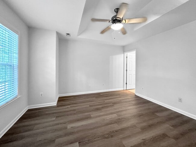 Building Photo - 50 %Off Rent!!!! Beautiful Townhome, Fenced-in Patio, Pet Friendly!