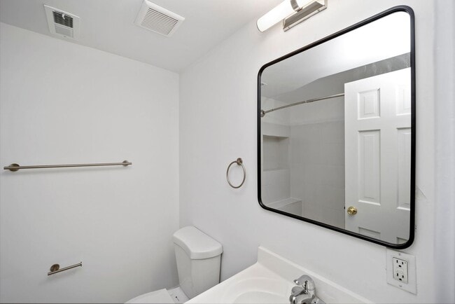 Building Photo - Sunlit & Fully Updated 2BR/1BA Condo in the Heart of U Street Corridor