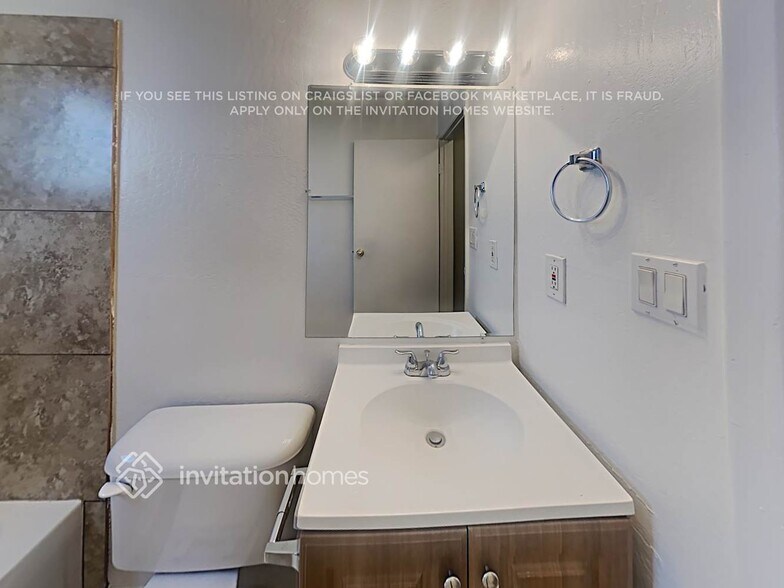 Building Photo - 10322 W Calle Del Oro