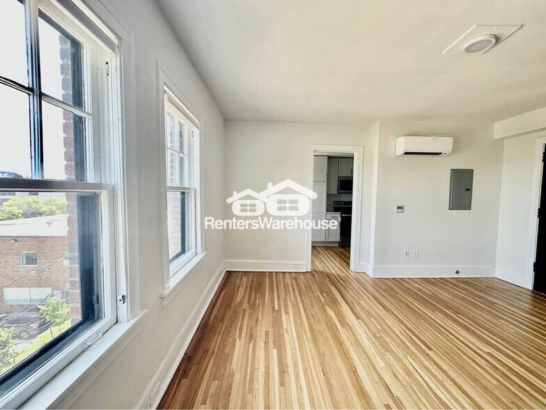 Building Photo - 2305 Grand Ave