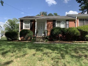 Building Photo - Adorable 2 Bedroom End Unit Convenient to W. Friendly Ave