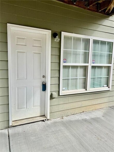 Building Photo - 4001 Oak Field Dr