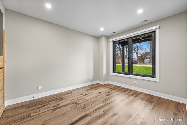 Building Photo - 154 Oak St