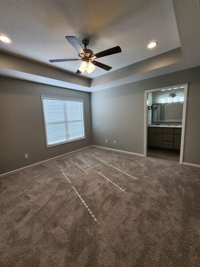 Building Photo - $500 Discount on Move-in Spacious & Inviting 3-Bedroom Home with Fenced Yard, Open Layout & Moder...