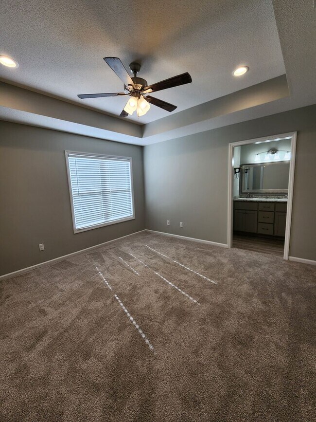 Building Photo - Move-in Spacious & Inviting 3-Bedroom Home with Fenced Yard, Open Layout & Modern Touches in Vald...