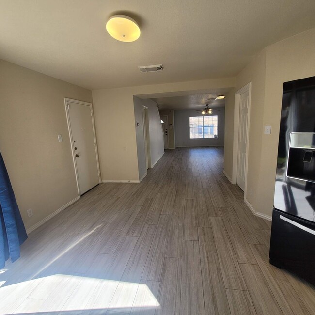 Building Photo - Perfectly Located near Medical Center