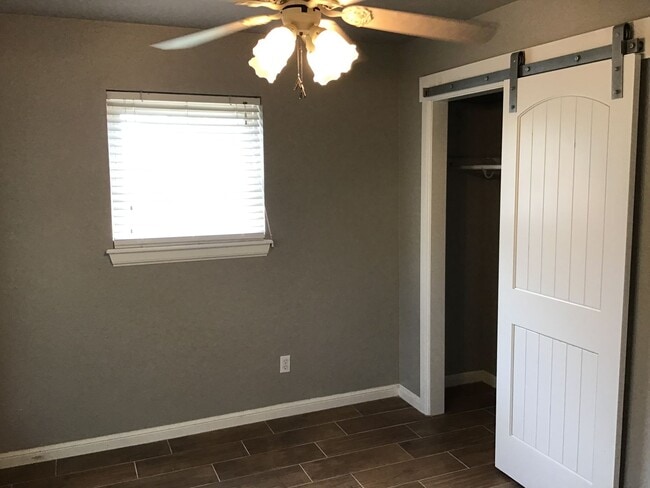 Building Photo - 3 bedroom, 1 1/2 baths and a 1 car garage ...
