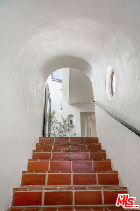 Building Photo - 3351 N Knoll Dr