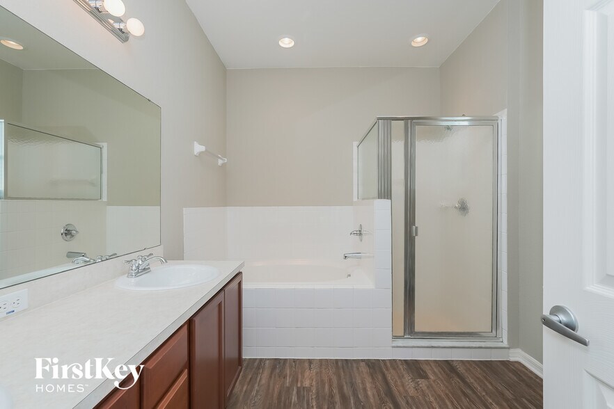 Building Photo - 1970 Country Manor St