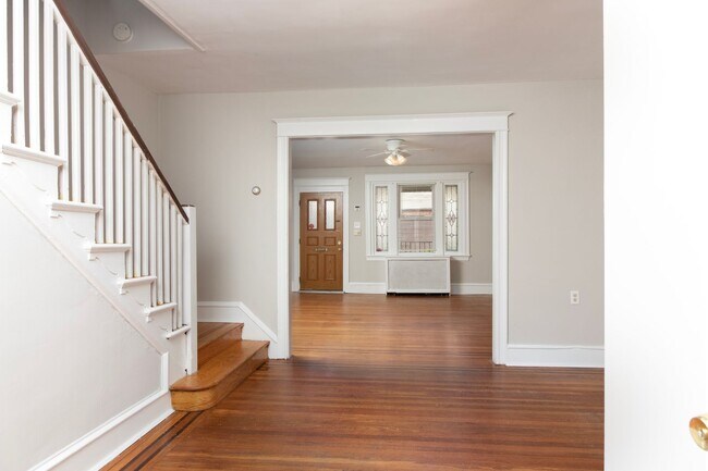 Building Photo - ? ? ? UPDATED 3 BEDROOMS & 1.5 BATH HOME L...