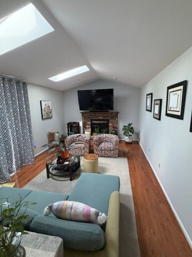Building Photo - SPACIOUS SF HOME IN GERMANTOWN