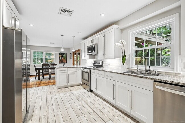 Building Photo - 163 MacGregor Dr