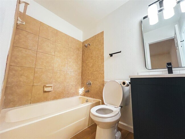 Building Photo - 1815 Gracy Farms Ln