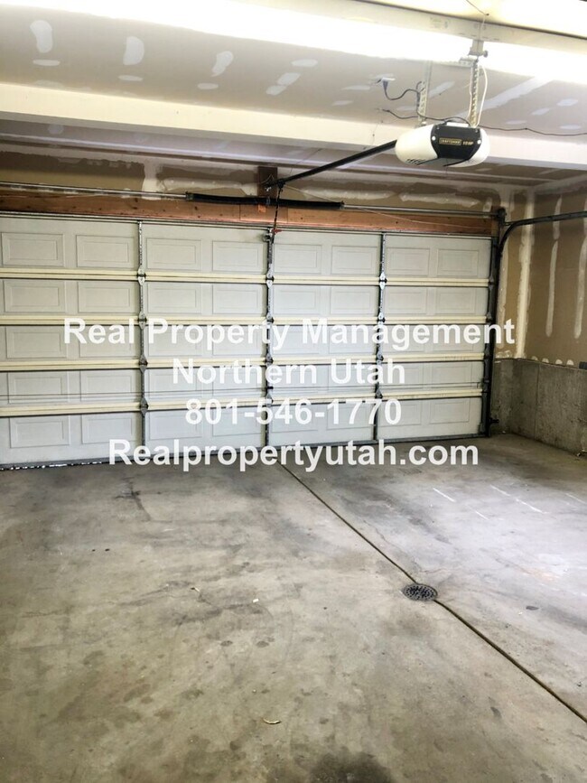 Building Photo - 4 Bedroom 2.5 Bathroom House In Layton Available!