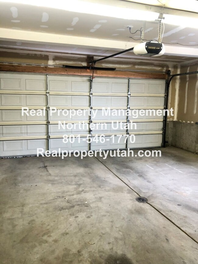 Building Photo - 4 Bedroom 2.5 Bathroom House In Layton