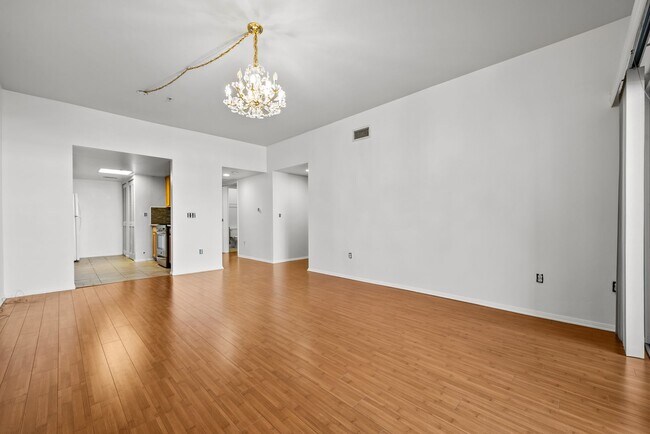 Building Photo - Amazing 2 Bed Condo in Noho!
