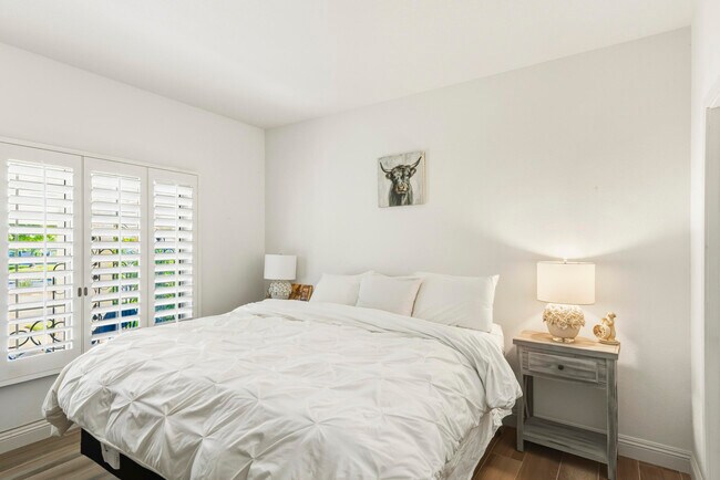 Building Photo - 289 Vista Royale Cir W