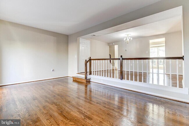 Building Photo - 5668 Ridge View Dr