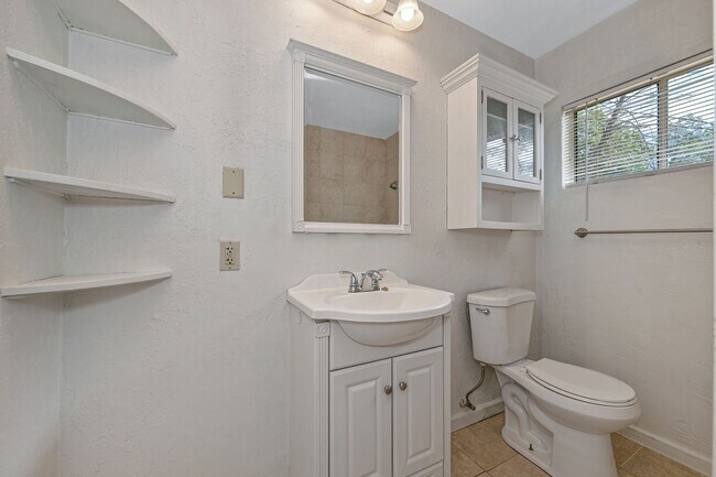 Building Photo - Country living in Beautiful Meadow Vista