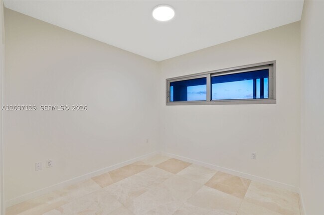 Building Photo - 1500 Bay Dr E