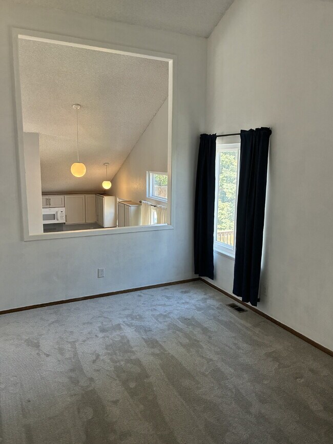 Building Photo - Beautiful Townhome - 4 Bedrooms 3 Bathroom with 2 Additional Bonus Rooms!