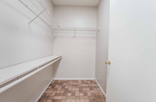 Building Photo - Gated Community Luxury Condo!