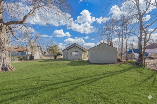 Building Photo - Cute and Cozy 2 Bedroom!
