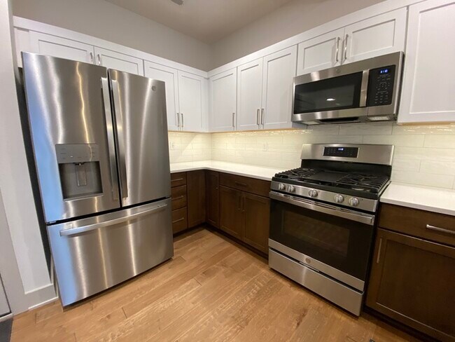 Building Photo - Beautiful Townhome for Rent