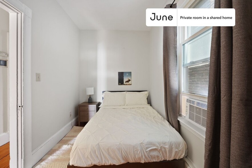 Building Photo - Room in Shared 4 bed/1 bath home in Roxbury