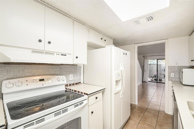 Building Photo - 6810 Thorncliffe Dr