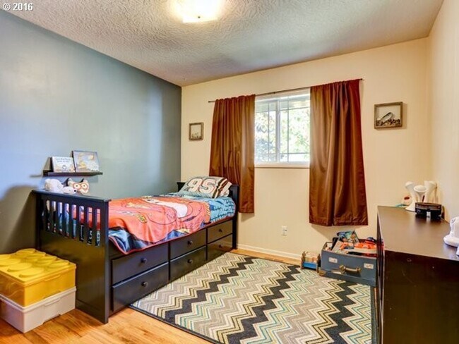 Building Photo - Beautiful 3 Bedroom Ranch Style Home in Cedar Hills with Remodeled Gourmet Kitchen!