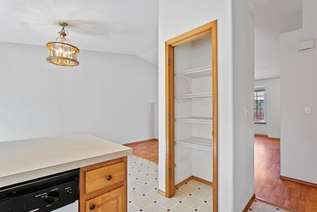 Building Photo - Secluded 3 bedroom 2 bath home close to Wo...