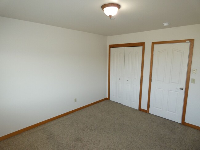 Building Photo - APPLICATION PENDING - Quiet living close t...