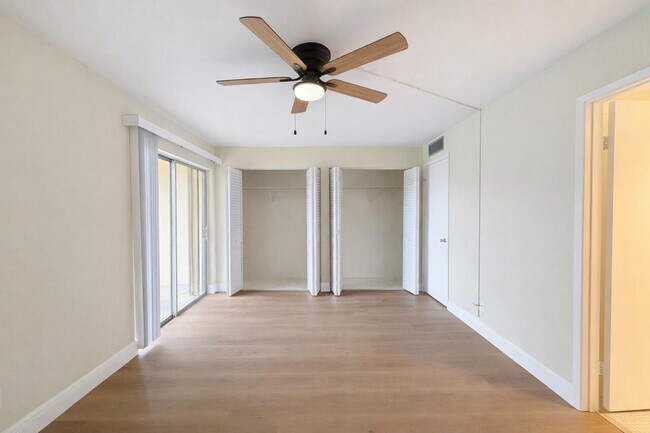 Building Photo - 700 Village Green Ct